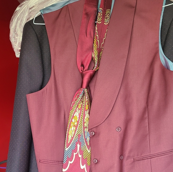 2 and 3 piece suits complete with shirts, ties, and pocket squares most with tag - Picture 6 of 17